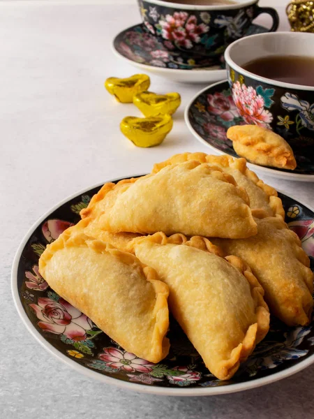 Bol yağda kızartılmış cepli çay seti, yau gok. Geleneksel Çin Yeni Yıl Atıştırması Kutlama sezonunda. 