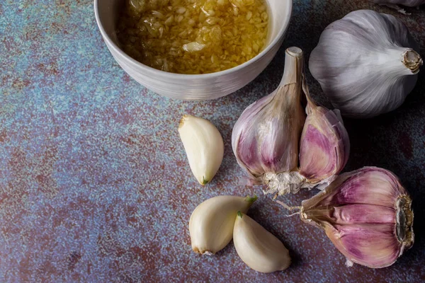 Taze sarımsak, soğan ve zeytinyağı renginde sarımsak.