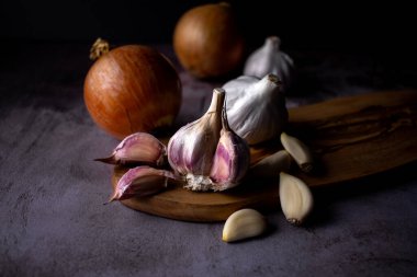 Sarımsak soğanlı karanfil ve soğan.