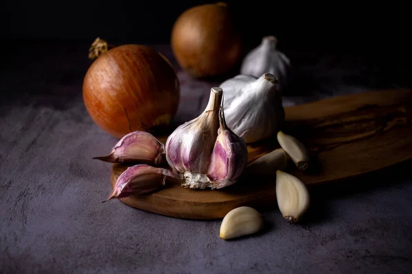 Sarımsak soğanlı karanfil ve soğan.