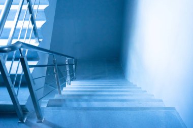 Arka planda yangın çıkışı var.