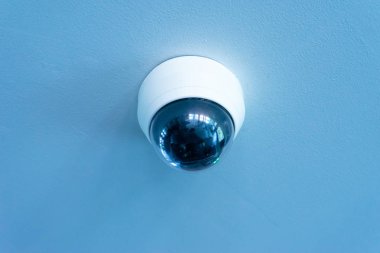 Tavan arkaplanındaki kamera.