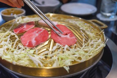 Tavadaki ızgarayı yakın plan yap.