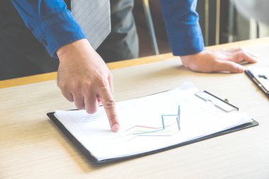 Masanın üstündeki dükkânı kapat.