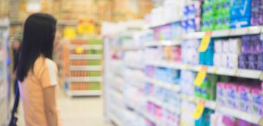 Görüntü kadını alışveriş yapıyor.