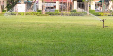 Çimlere su püskürtücü