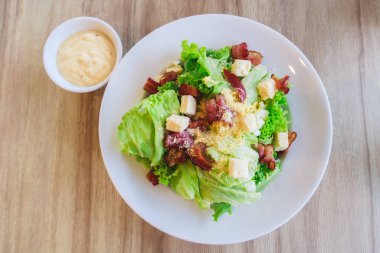 Sezar salatası ve kremalı salata.