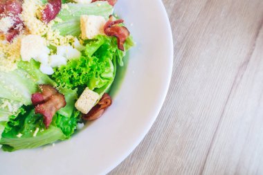 Sezar salatası ve kremalı salata.