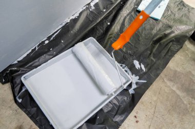 Duvardaki boyalı boya tepsisini kapat