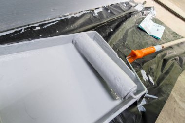 Duvardaki boyalı boya tepsisini kapat