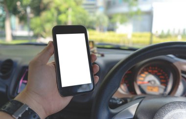 Adam elini kapat. Arabadaki akıllı telefonu kullan.