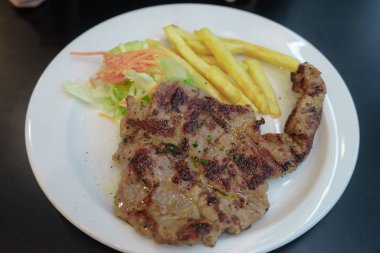 Bulaşık beyazında biftek.