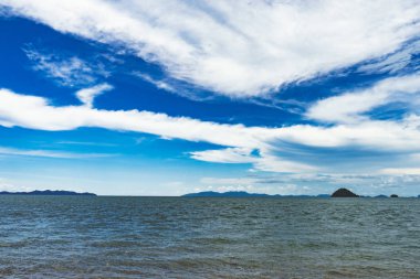 deniz manzarasında renkli