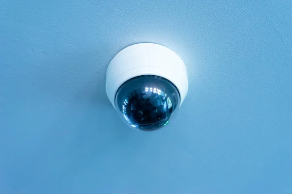 Camera cctv op plafond achtergrond — Stockfoto