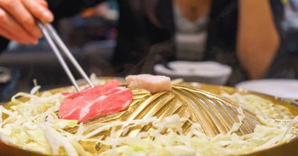 Nahaufnahme Grill Grill Schweinefleisch auf einer Pfanne — Stockfoto