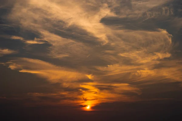 Pôr do sol bonito no fundo — Fotografia de Stock