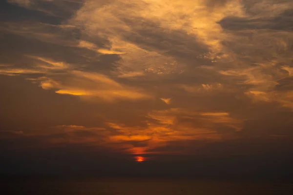 Pôr do sol bonito no fundo — Fotografia de Stock