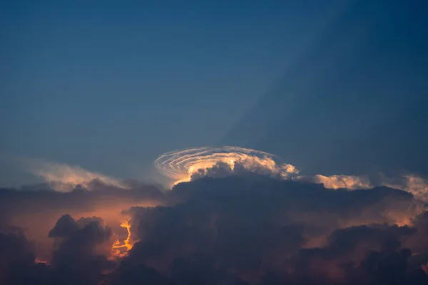 Csodálatos kör Clounds kék ég — Stock Fotó