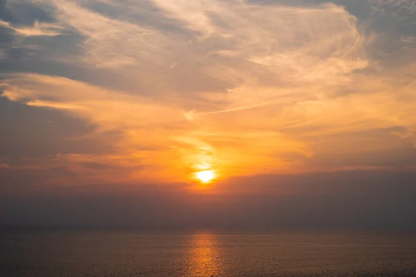 Pôr do sol bonito no fundo — Fotografia de Stock