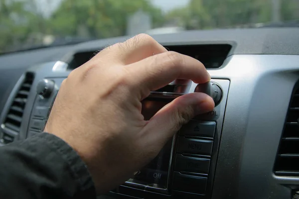 Nahaufnahme von Mann öffnet Schaltradio im Auto — Stockfoto