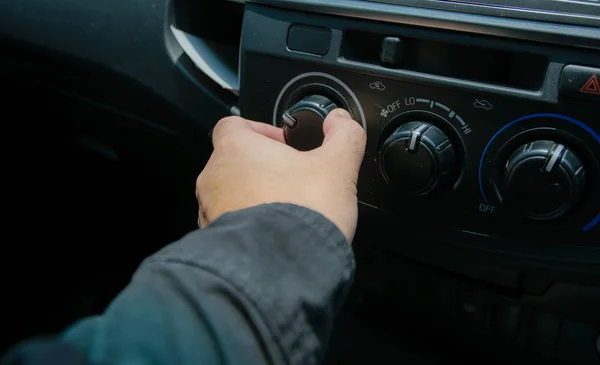 Gros plan de l'air de l'homme interrupteur ouvert dans la voiture — Photo