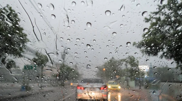 Abstrato, Tráfego, Queda de chuva na janela, no carro — Fotografia de Stock