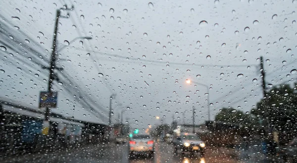 Abstrato, Tráfego, Queda de chuva na janela, no carro — Fotografia de Stock