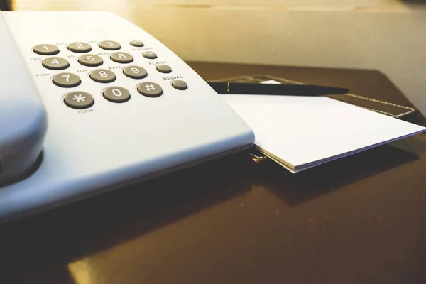 Telefon und Notizbuch auf dem Tisch — Stockfoto