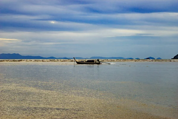 Paesaggio marino, e l'isola sullo sfondo del tramonto — Foto Stock