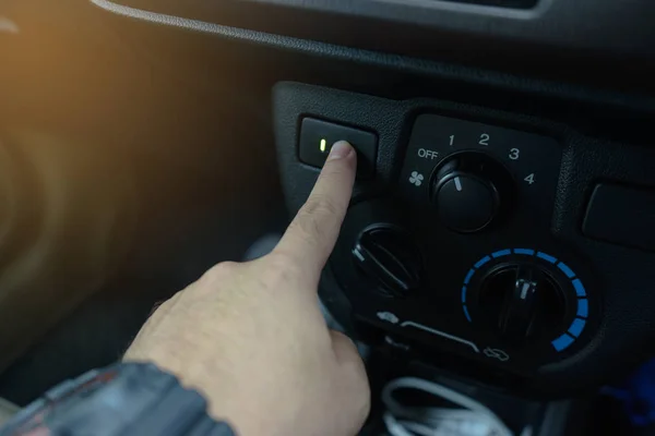 Gros plan de l'air de l'homme interrupteur ouvert dans la voiture — Photo