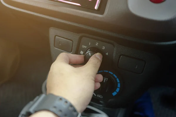 Nahaufnahme von Mann öffnet Schalter im Auto — Stockfoto