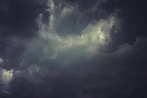 Cielo e nuvole cupe — Foto Stock