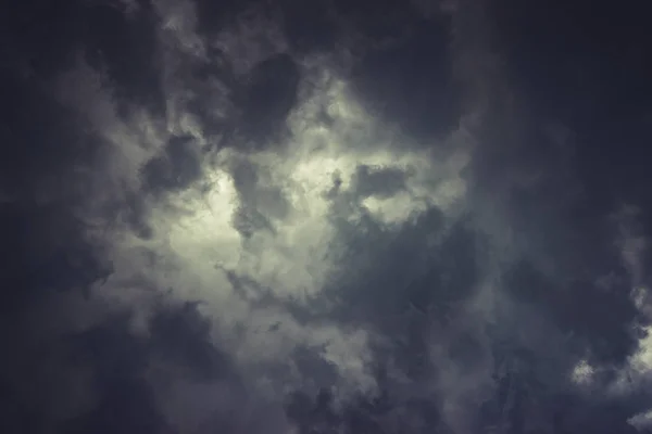 Ciel et nuages sombres — Photo