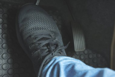 Black Shoe ob pedalını arabada kapat.