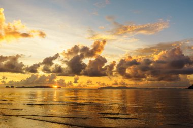 Denizde renkli gün batımı