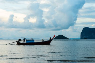 deniz manzarasında renkli