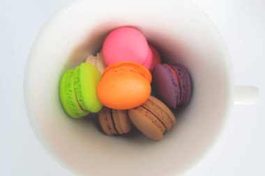 Beyaz arkaplanda renkli makaron