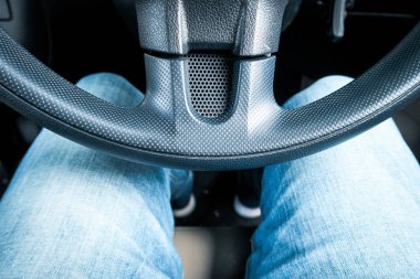 Yakın çekim direksiyon ve Man Leg