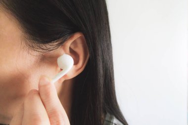 Kapalı Kulaklık, beyaz arka planda müzik dinleyen kadın.