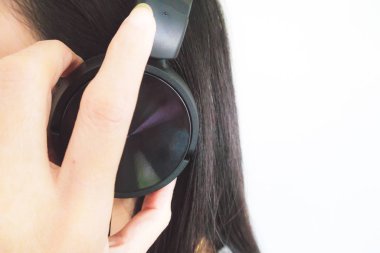 Kapalı Kulaklık, beyaz arka planda müzik dinleyen kadın.