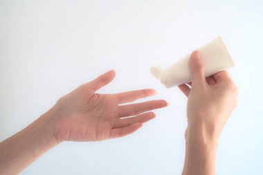 Yakın plan Kadın El, Beyaz Sırt Delisi 'ne Nemlendirici Krem Sürüyor