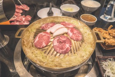 Tavadaki ızgarayı yakın plan yap.