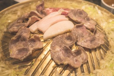 Tavadaki ızgarayı yakın plan yap.