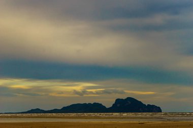 Deniz manzarası ve günbatımı arka planında ada