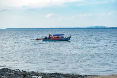 Okyanustaki küçük tekne.