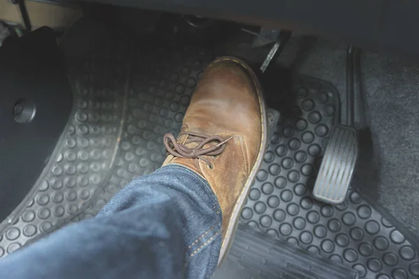 Fermer Chaussures en cuir ob pédale dans la voiture — Photo