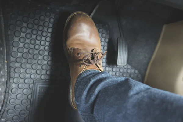 Sluiten Lederen Schoen ob pedaal in auto — Stockfoto