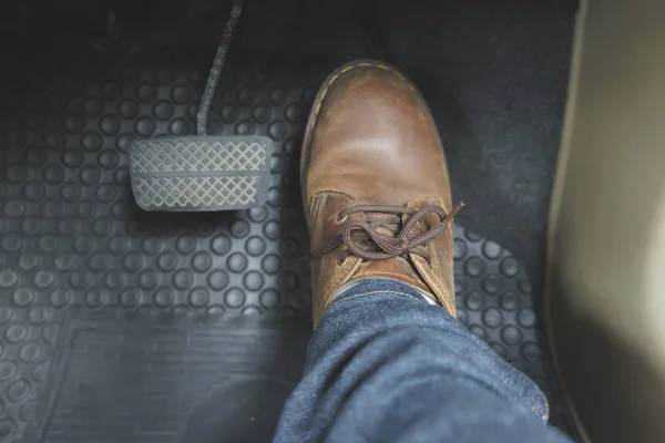 Zamknij skórzane buty ob pedał w samochodzie — Zdjęcie stockowe