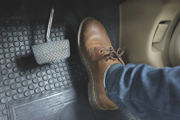 Nahaufnahme Lederschuh ob Pedal im Auto — Stockfoto