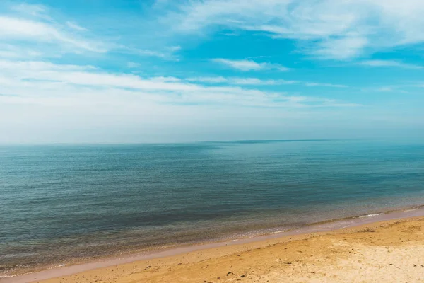 Mare di sabbia e cielo blu Paesaggio — Foto Stock